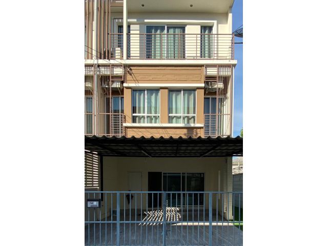 PP812ให้เช่าทาวน์โฮม3ชั้น รีโนเวทใหม่ ต้นโครงการหมู่บ้านวิลเลตซิตี้ เข้าออกได้หลายทางทั้งซอยอ่อนนุช 39