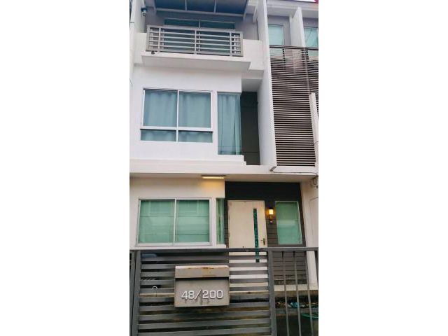 รหัสทรัพย์ B2876 ทาวน์โฮม บ้านใหม่ พระราม 9 – ศรีนครินทร์ กรุงเทพกรีฑา ซอย 7