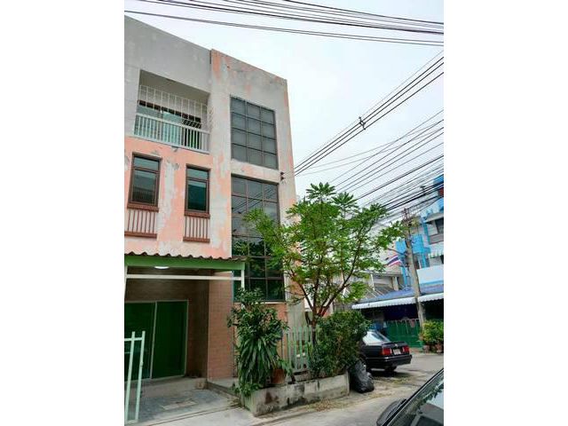 ให้เช่า ทาวน์เฮ้าส์ ลาดพร้าว87 แยก10 พื้นที่ 250ตรม 5นอน 3น้ำ 15,000ต่อเดือน    ติดต่อคุณ สมศักดิ์ Tel: 0982686161 รหัสป