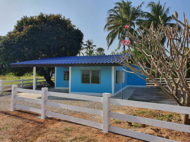 บ้านพร้อมที่ดิน ล้อมรั้วคาวบอย ราคา 890,000 บาท