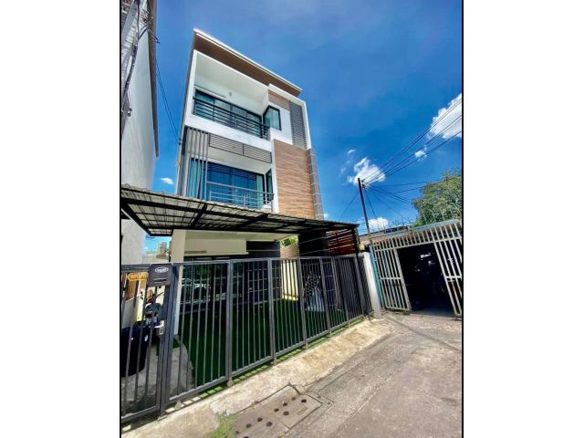 ให้เช่า/ขายบ้าน3 ชั้น ลาดพร้าว 64 แยก 12 ทำ homeoffice ได้ ติดรถไฟฟ้า กำลังสร้าง