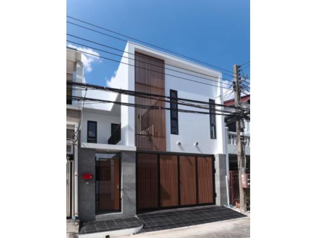 ให้เช่าทาวน์โฮม 2ชั้น หมู่บ้านวัฒนา ซอยสาธุประดิษฐ์15 พื้นที่ 250ตรม มี 4นอน 3น้ำ  45,000ต่อเดือน        ติดต่อคุณ สมศัก
