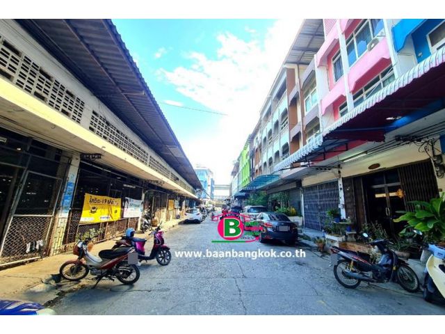 อาคารพาณิชย์ 3 ชั้น อยู่ในตลาดสี่แยกบางนา เนื้อที่ 16 ตรว. ถนนสุขุมวิท เขตบางนา