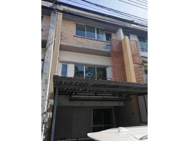 PP834ขายทาวน์โฮมตกแต่งสวย พร้อมเฟอร์ โครงการ พลัสซิตี้พาร์ค สวนหลวง-ศรีนครินทร์