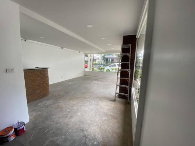 big  space area 293 sq.wah 1st floor of shop house only Main Road  Phraram 9 Road