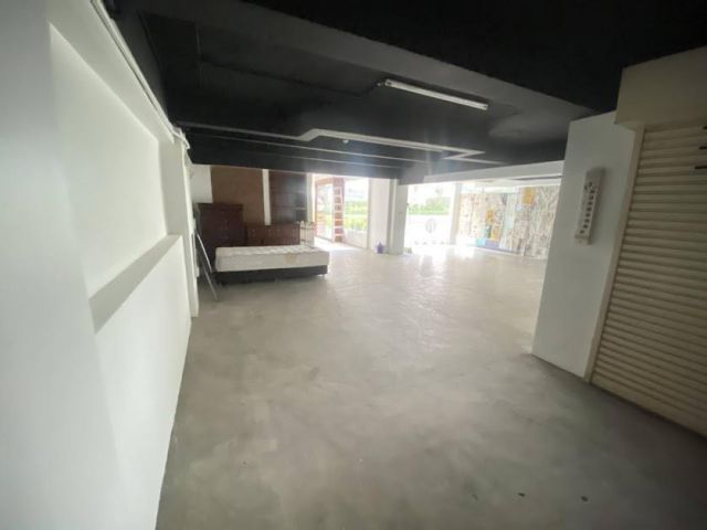 Rent a spacious area, showroom location, or can be converted into an office Rama IX Road, Suan Luang, 1170 square meter