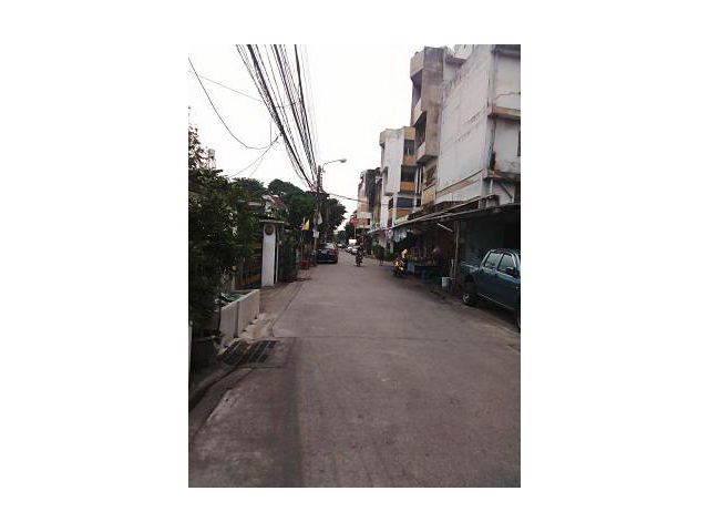 ขายบ้านเก่าสองชั้นเข้าซอยต้นๆพระโขนงใกล้ สี่แยกคลองตัน-ถนนเพชรบุรี