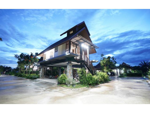 ขายบ้านเดี่ยว 6 หลังพร้อมที่ดิน 13ไร่ ชุมพร