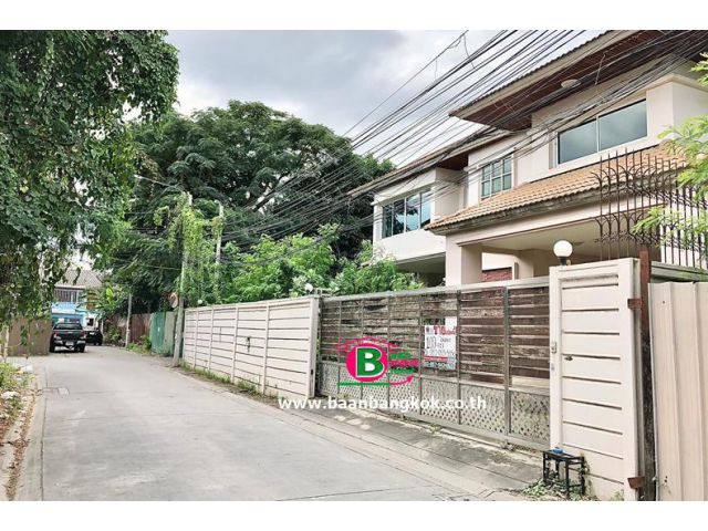 ที่ดินพร้อมบ้านเดี่ยว2ชั้น หลังริม ซ.รัชดา 42 แยก 8 เนื้อที่ 103 ตรว. มี 2 นอนใหญ่ 3 น้ำ เขตจตุจักร