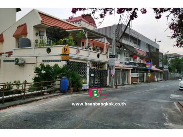 ทาวน์เฮาส์2ชั้น หลังมุม โครงการ อยู่เจริญ วิภาวดี 20 เนื้อที่ 32 ตรว. มี 4 ห้องนอน 2 ห้องน้ำ จตุจักร