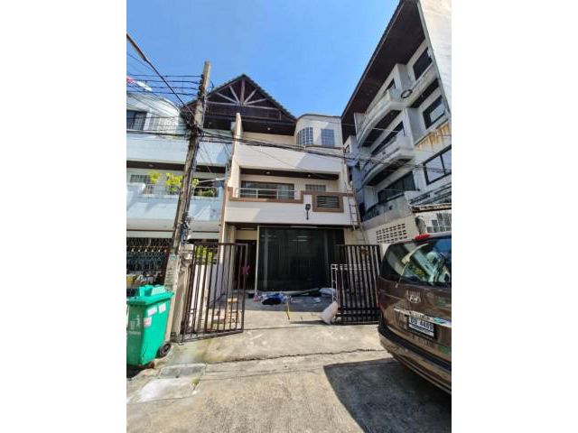 รหัสทรัพย์ B3029 ให้เช่า บ้านลาดพร้าววังหิน 4 ชั้น 6 ห้องนอน ปากซอยมีร้านอาหารมากมาย