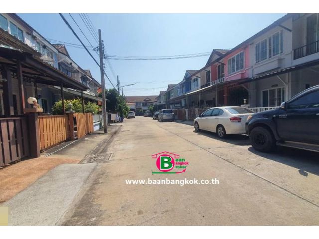 ทาวน์เฮาส์ 2 ชั้น โครงการ ดาหลา เนื้อที่ 21 ตรว. มี 3 ห้องนอน 2 ห้องน้ำ ถนนประชาร่วมใจ เขตมีนบุรี