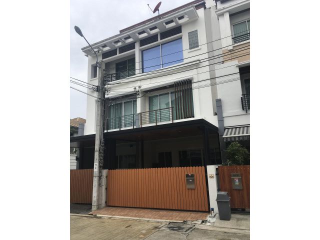 ขายทาวน์โฮม3ชั้น โครงการบ้านการเมือง สาทร