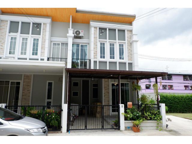 PP858 ให้เช่าทาวน์โฮม 2 ชั้น โครงการโกลเด้นท์ ทาวน์ 2 มาตรฐานจาก Golden Land ใกล้ทางพิเศษเฉลิมมหานคร ตั้งอยู่เส้นถ