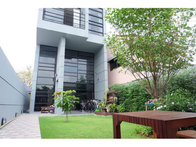 (ให้เช่า) บ้านเดี่ยว สไตล์โมเดิร์น 3 ชั้น เดินทางสะดวกเข้าออกได้หลายทาง