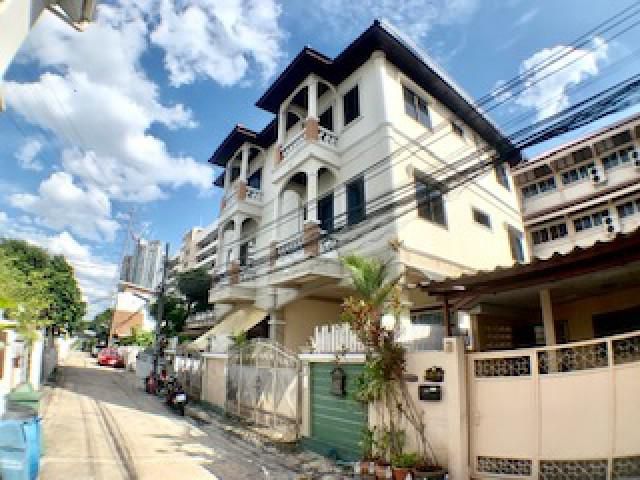 รหัสทรัพย์ B3177 ให้เช่าบ้าน 4 นอน 3 น้ำ แอร์ทุกห้องพร้อมอยู่ติดเซ็นทรัลลาดพร้าว BTS