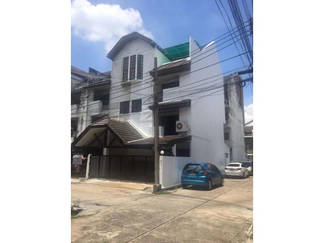 Code18795 ให้เช่าทาวน์เฮาส์ใกล้สี่แยกคลองตัน 4ชั้น