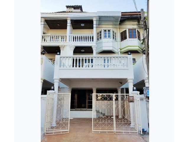ให้เช่าทาวน์เฮ้าส์  หมู่บ้านศรีวรา ซอยรามคำแหง 36/1 ใกล้ABAC เนื้อที่ 27ตรว 25,000ต่อเดือน     ติดต่อคุณ สมศักดิ์ Tel: 0