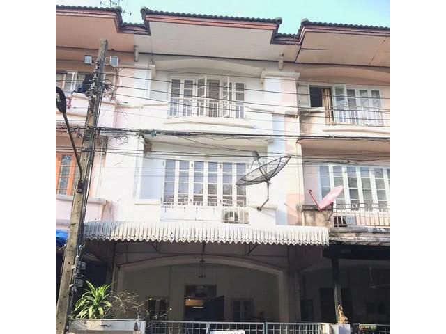 ให้เช่าทาวน์เฮ้าส์  สรานนท์ ซอย ลาดพร้าว101 ใกล้ๆกับวัดบึง 4นอน 4น้ำ 16,500ต่อเดือน      ติดต่อคุณ สมศักดิ์ Tel: 098268