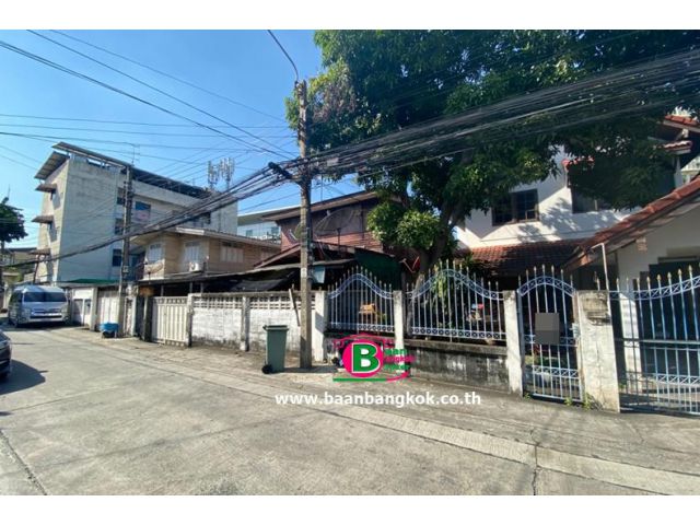 ที่ดินแถมบ้าน 2 ชั้น กรุงเทพฯ-นนทบุรี 46 เนื้อที่ 49 ตรว. มี 3 ห้องนอน 2 ห้องน้ำ ถนนกรุงเทพฯ-นนทบุรี เขตบางซื่อ