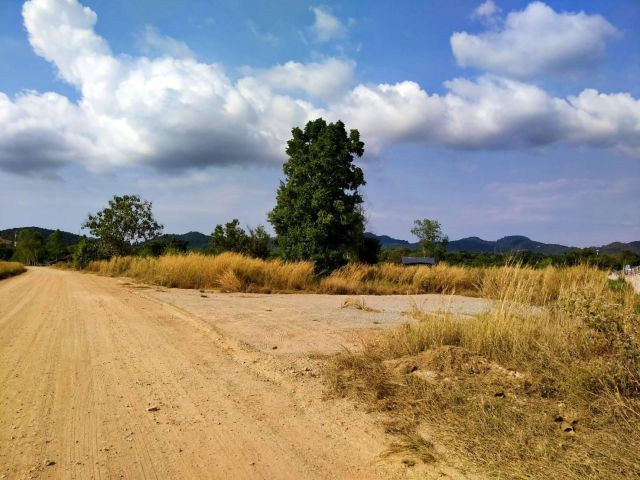 #ขายที่ดินทำเลทอง ขายถูก#ที่ดินเนื้อที่ 4-1-44 ไร่ พิกัด ต.พลูตาหลวง อ.สัตหีบ จ.ชลบุรี ราคาไร่ละ 4,000,000 บาท