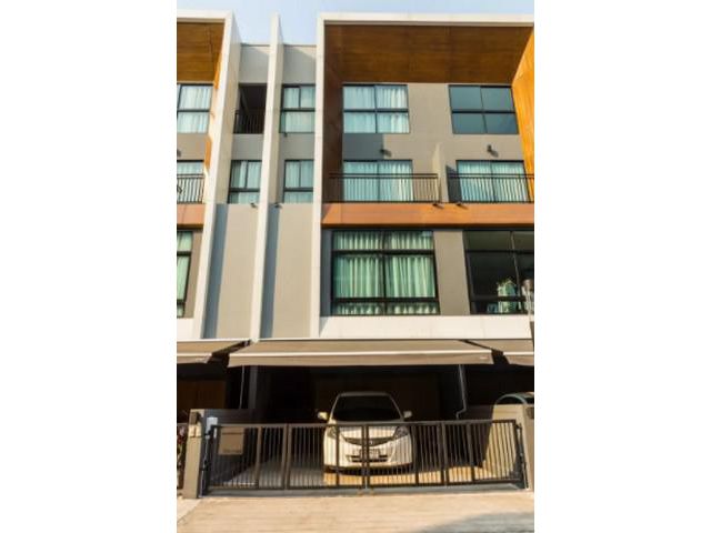 ขาย Town home Arden Pattanakarn 3.5 ชั้น 3นอน 4น้ำ