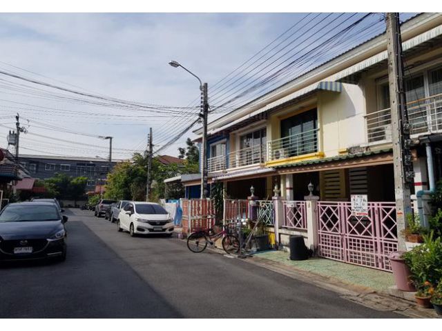 ขาย ทาวน์เฮ้าส์ บ้านพูนสิน รามคำแหง-สุวรรณภูมิ เคหะร่มเกล้า 64 ถนนร่มเกล้า เขตลาดกระบัง กรุงเทพมหานคร
