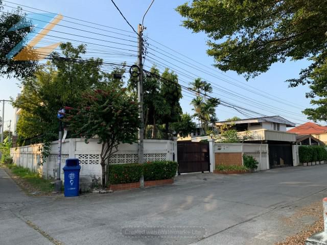 ขายบ้านเดี่ยว 2 หลัง แบริ่ง ซ.21(สุขุมวิท 107) ขนาด 244 ตรว.  ติดถนนซอย2 ด้าน