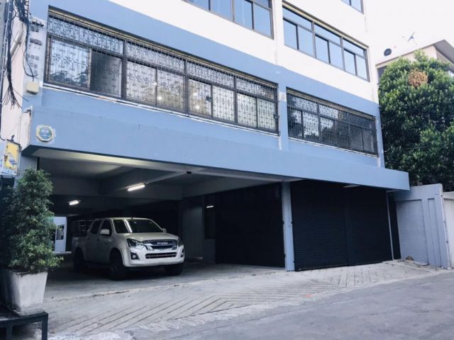 PF04 ให้เช่า และ ขายสำนักงาน 5 ชั้นพร้อมโกดัง ซอยวิภาวดี 20 ย่านวิภาวดี สามารถเข้าออกได้หลายเส้นทาง เช่น ลาดพร้าว18-ถนนร