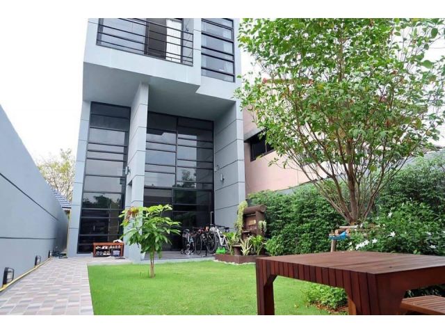 ให้เช่า บ้านเดี่ยว สไตล์โมเดิร์น 3 ชั้น พร้อมเฟอร์ ย่านลาดพร้าว วังหิน ซอย 7