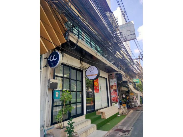 ให้เช่าอาคารพาณิชย์เฉพาะชั้นล่างขนาด 84ตารางเมตร ถนนสีลม ใกล้แบงค์กรุงเทพ 75,000ต่อเดือน        ติดต่อคุณ สมศักดิ์ Tel: