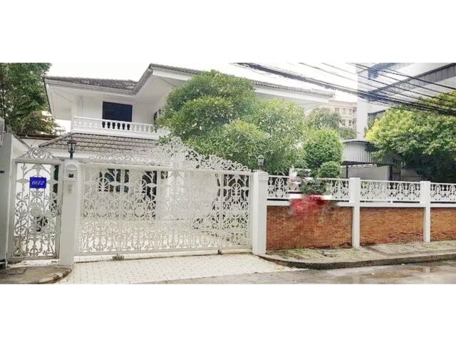 ให้เช่าบ้านเดี่ยว/โฮมออฟฟิต ขนาด 137.6 ตรว. 3นอน, 5น้ำ, 1 office  ซอยทวีมิตร 2 (ซอย อสมท)  พร้อมที่จอดรถกว่า12คัน