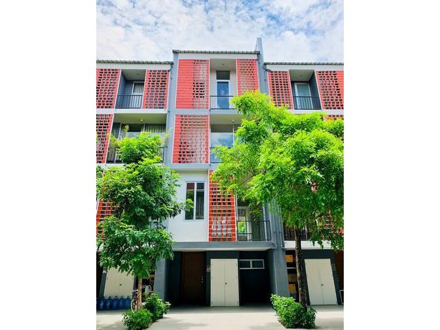 ให้เช่าทาวน์โฮม 3ชั้นครึ่ง ถนนรามอินทรา