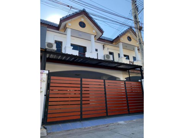 ขายด่วน ทาวน์โฮม 2 ชั้น รีโนเวทใหม่ หมู่บ้านภัสสร ทำเลดีงาม ใกล้เซนทรัลชลบุรี