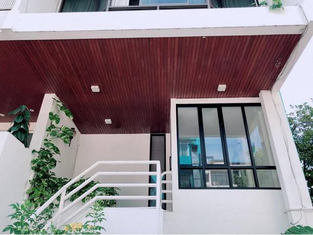 ให้เช่าทาวน์โฮม  3  ชั้น ซอยสุขุมวิท39 ใกล้ BTSพร้อมพงษ์ การเดินทางสะดวกสบาย