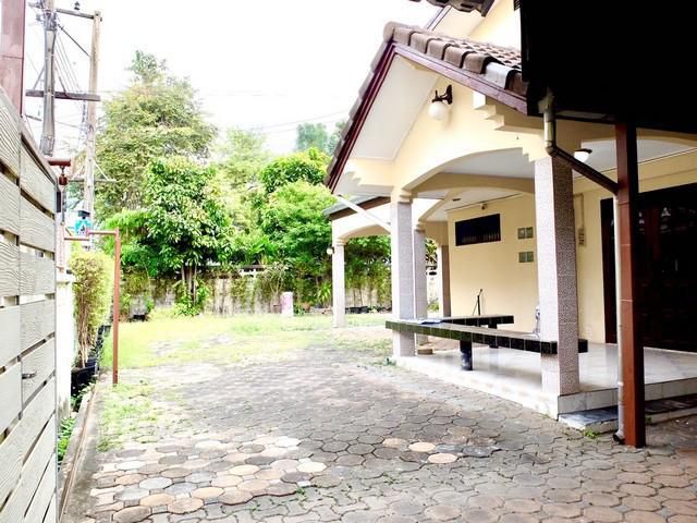 ให้เช่าบ้านเดี่ยว ซอยลาดพร้าว64 เหมาะอยู่อาศัยหรือทำออฟฟิต พื้นที่ 107ตรว 5นอน 4น้ำ 30,000ต่อเดือน      ติดต่อคุณ สมศักด