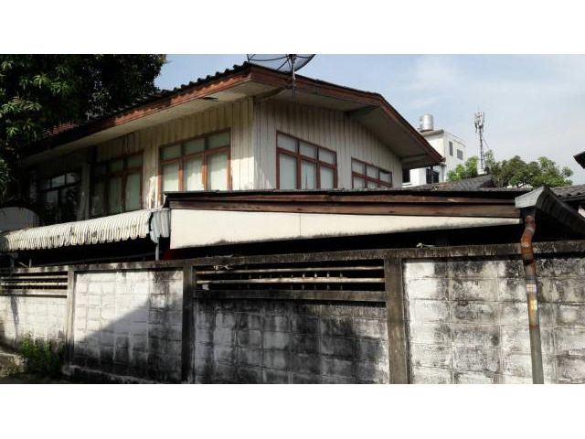 ขายที่ดินทำเลทอง แถมบ้านไม้ 1 หลัง เข้าออกหลายทางสุขุมวิท 56,54,50