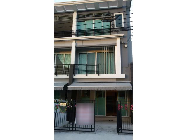 ให้เช่าทาวน์โฮมบ้านกลางเมือง (รามคำแหง 39) 3ชั้น 3นอน ครัว  ใกล้เดอะมอลล์ราม Airport Link เช่า 30000 บ/ด โทร 093-9594717