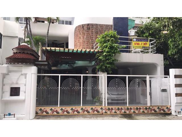 ให้เช่าอาคาร 2 ชั้น ขนาด 300 ตรม ย่านซอยอารีย์