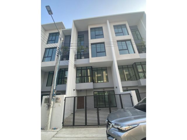 ขายทาวน์โฮม 3.5 ชั้น บ้านสวย สูง ใหญ่ ทันสมัย ทำเลโดนใจ ในราคา 16,763,000 ล้านบาท