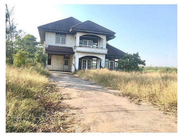 ขายที่ดินพร้อมบ้าน 2-0-40 ไร่ ม.ฉลองกรุงการ์เด้นท์ ซอยวัดอู่ตะเภา ถมแล้ว กว้าง 57x58 เมตร