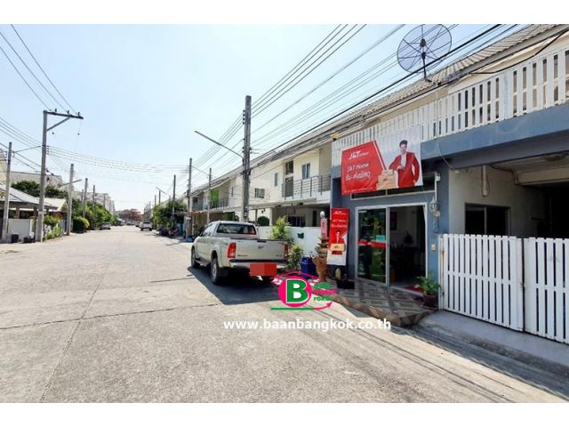 ทาวน์เฮาส์ 2 ชั้น โครงการ เกนวิลล์ เนื้อที่ 21 ตรว. มี 3 ห้องนอน 2 ห้องน้ำ ถนนวัดลาดปลาดุก อ.บางบัวทอง จ.นนทบุรี
