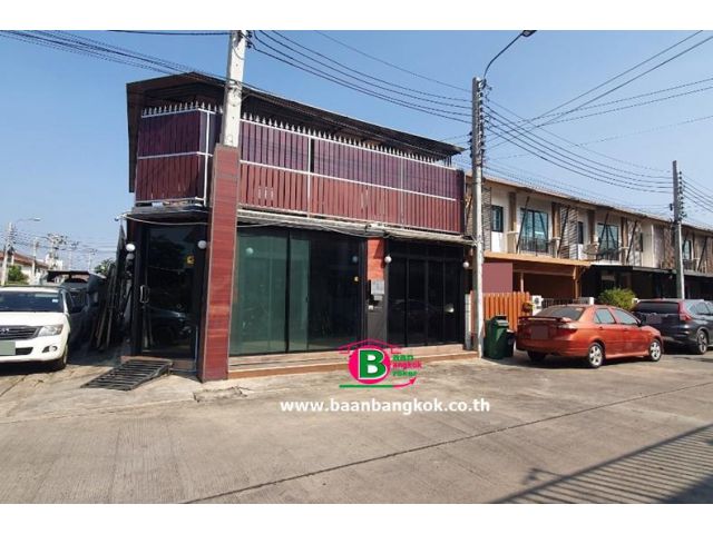 ทาวน์เฮาส์ 2 ชั้น หลังมุม โครงการ พฤกษาวิลล์ 57 เนื้อที่ 23.5 ตรว. มี 3 ห้องนอน 2 ห้องน้ำ ถนนพัฒนาการ เขตสวนหลวง