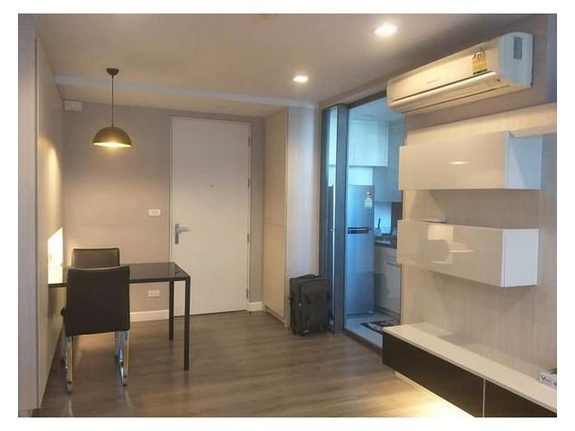 HOT PRICE ให้เช่าคอนโด The Room Sukhumvit 40 ชั้น 8 วิวสระ ใกล้ BTS เอกมัย