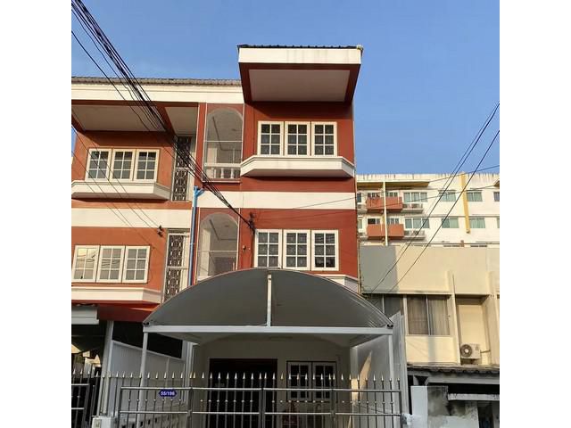 ให้เช่าทาวน์เฮ้าส์ 3ชั้น ถนนลาดพร้าว ใกล้ MRT