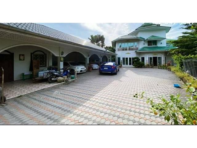 ขายบ้านสร้างเอง 2 หลัง พร้อมที่ดิน จังหวัดชลบุรี