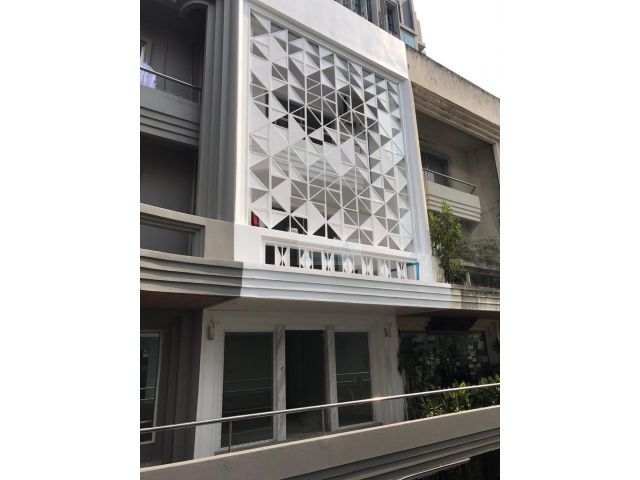 ขายอาคารสำนักงาน/ตึกออฟฟิศ อาคาร ปาร์ค อเวนิว (Park Avenue) ติดถนนเอกมัย แขวงคลองตันเหนือ เขตวัฒนา กทม.