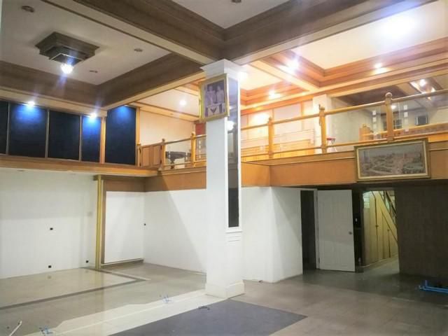 ให้เช่าอาคารพาณิชย์ติดถนนใหญ่ย่านศรีนครินทร์เหมาะทำโชว์รูม หน้าบ้านหันไปทางทิศตะวันออก ติดBTSศรีลาซาล