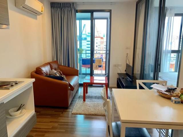 รหัสทรัพย์ B4042 ให้เช่า Living Nest รามคำแหง (เฟอร์นิเจอร์และเครื่องใช้ไฟฟ้าครบ)