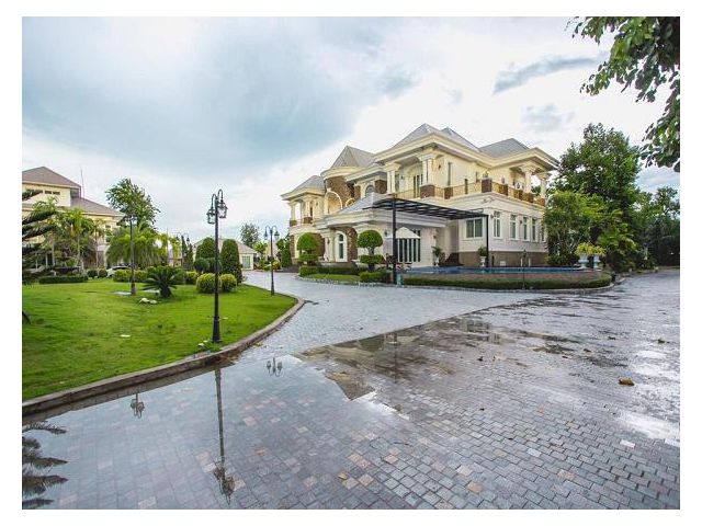 ขายบ้านคฤหาสน์หรูพร้อมสระว่ายน้ำในตัว เนื้อที่ 4 -2-05 ไร่ พื้นที่ 988.4 ตร.ม 5 ห้องนอน 6 ห้องน้ำ ถนนลำลูกกา/รังสิตคลอง